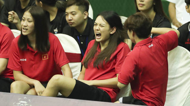 Chuyền 2 Thu Hoài tỏ ra khá đau đớn khi phải nhận cái 'búng tai' từ người chị thu hoài, kim liên, vtv cup 2019, giải bóng chuyền nữ quốc tế vtv cup 2019, bóng chuyền hôm nay