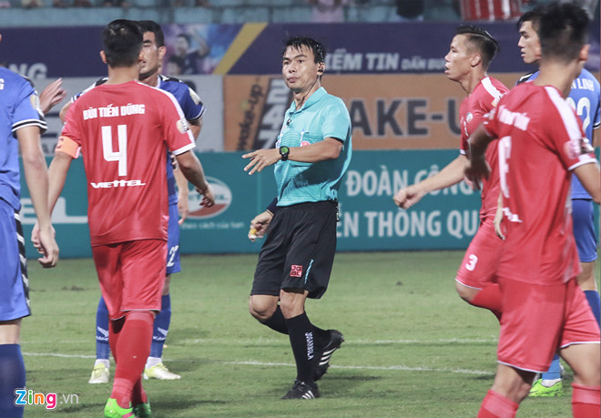 Trọng tài Trương Hồng Vũ bị đề xuất treo còi vĩnh viễn. Ảnh: Zing Bình Dương vs Viettel, vpf, vff, vòng 24 v-league 2019, bxh v-league 2019, trọng tài trương hồng vũ