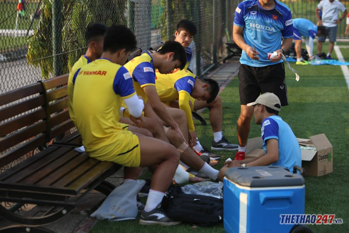 Hà Đức Chinh và một số cầu thủ vẫn chưa thể bình phục chấn thương. Nhóm cầu thủ này phải tập riêng dưới sự chăm sóc của các bác sỹ U22 Việt Nam 2019, Sea games 2019, sea games 30, đtqg việt nam, buổi tập đội tuyển việt nam