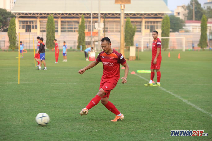 Các cầu thủ ĐTQG bước vào tập luyện sớm hơn thường lệ. HLV Park Sung Gyun cho các cầu thủ khởi động nhẹ nhàng và thư giãn gân cốt U22 Việt Nam 2019, Sea games 2019, sea games 30, đtqg việt nam, buổi tập đội tuyển việt nam