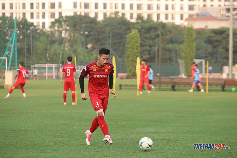 Tương tự là trung vệ đội trưởng Quế Ngọc Hải, anh tập nhẹ những bài khởi động và chuyền bóng cùng các đồng đội U22 Việt Nam 2019, Sea games 2019, sea games 30, đtqg việt nam, buổi tập đội tuyển việt nam