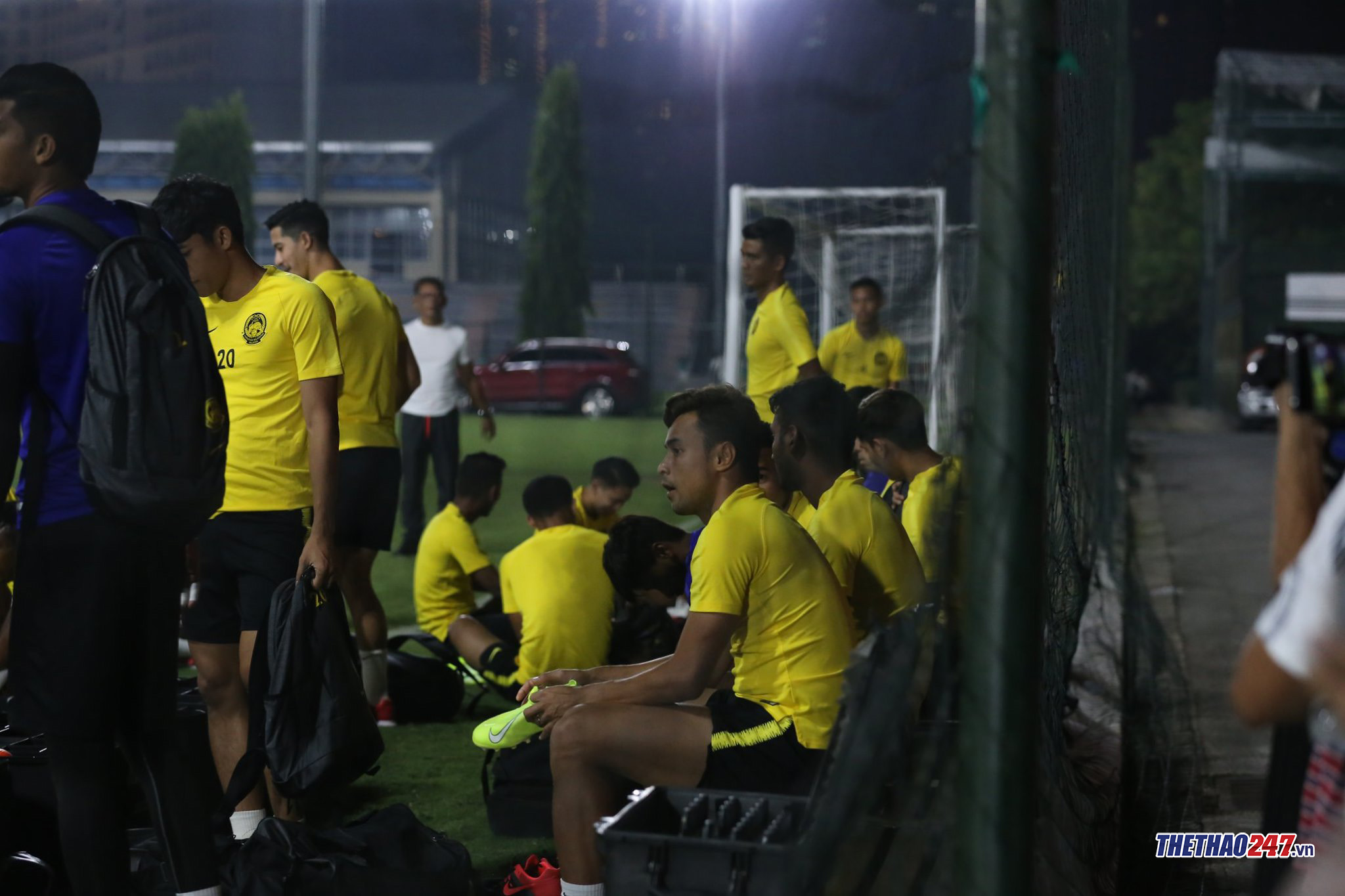 Các cầu thủ Malaysia chuẩn bị đồ cho buổi tập. Họ tỏ ra khẩn trương và cố gắng hoàn thành mọi việc một cách nhanh chóng việt nam vs malaysia, vòng loại world cup 2022, hlv park hang seo, malaysia vs việt nam, vl wc 2022