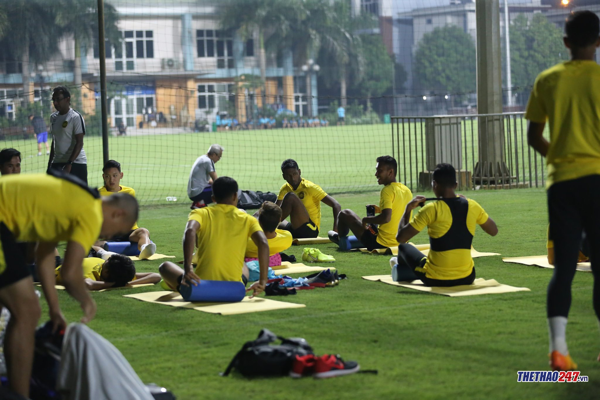 Họ trải thảm trên sân để thả lỏng và thư giãn cơ thể việt nam vs malaysia, vòng loại world cup 2022, hlv park hang seo, malaysia vs việt nam, vl wc 2022