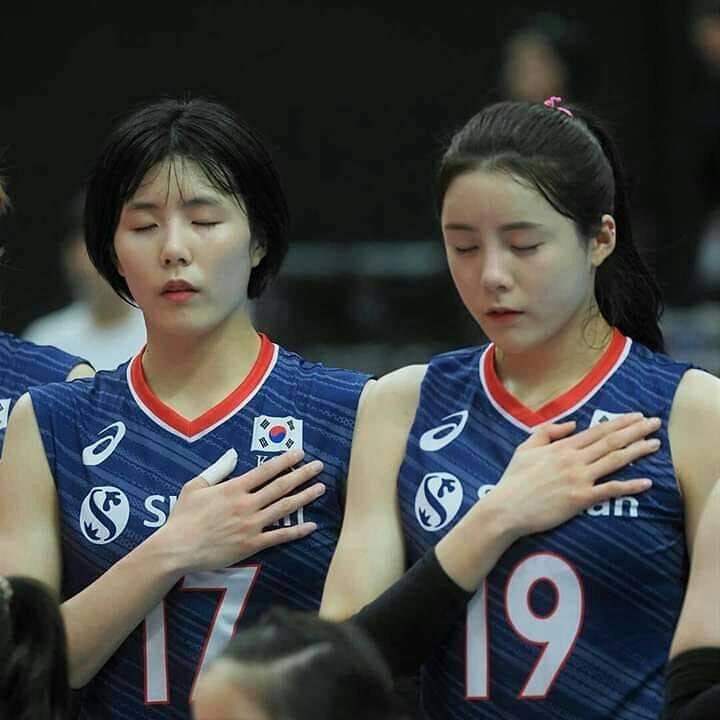 Lee Jae Yeong (số 17) và Lee Da Yeong (số 19) là 2 chị em sinh đôi hot girl bóng chuyền, lee da yeong, vđv bóng chuyền hàn quốc, đội tuyển bóng chuyền hàn quốc, nữ vđv hàn quốc