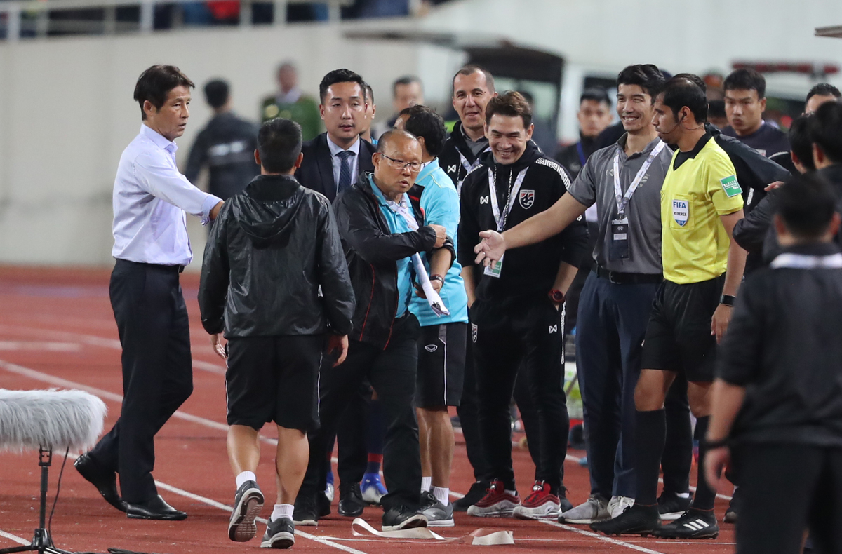 HLV Park Hang Seo nổi giận với trợ lý Thái Lan Trợ lý Thái Lan bị FIFA phạt, trợ lý thái lan chọc tức hlv park hang seo, việt nam vs thái lan, hlv park hang seo