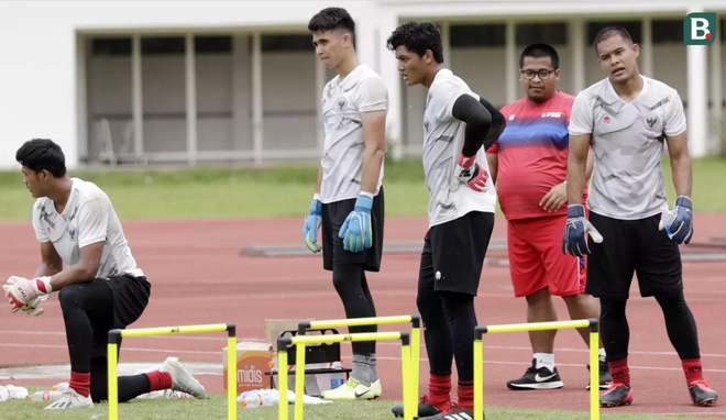 Các cầu thủ Indonesia kiệt sức sau buổi tập. Ảnh: Bola doi tuyen indonesia