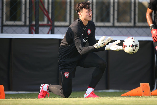 Muangthong United sẽ giữ lại thủ môn Đặng Văn Lâm dang van lam