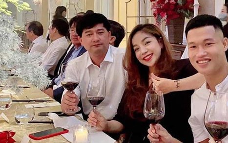 Bầu Đức và bầu Thắng ngồi đầu bàn ở lễ đính hôn của Công Phượng. Ảnh: FBNV. cong phuong va to ngoc vien minh
