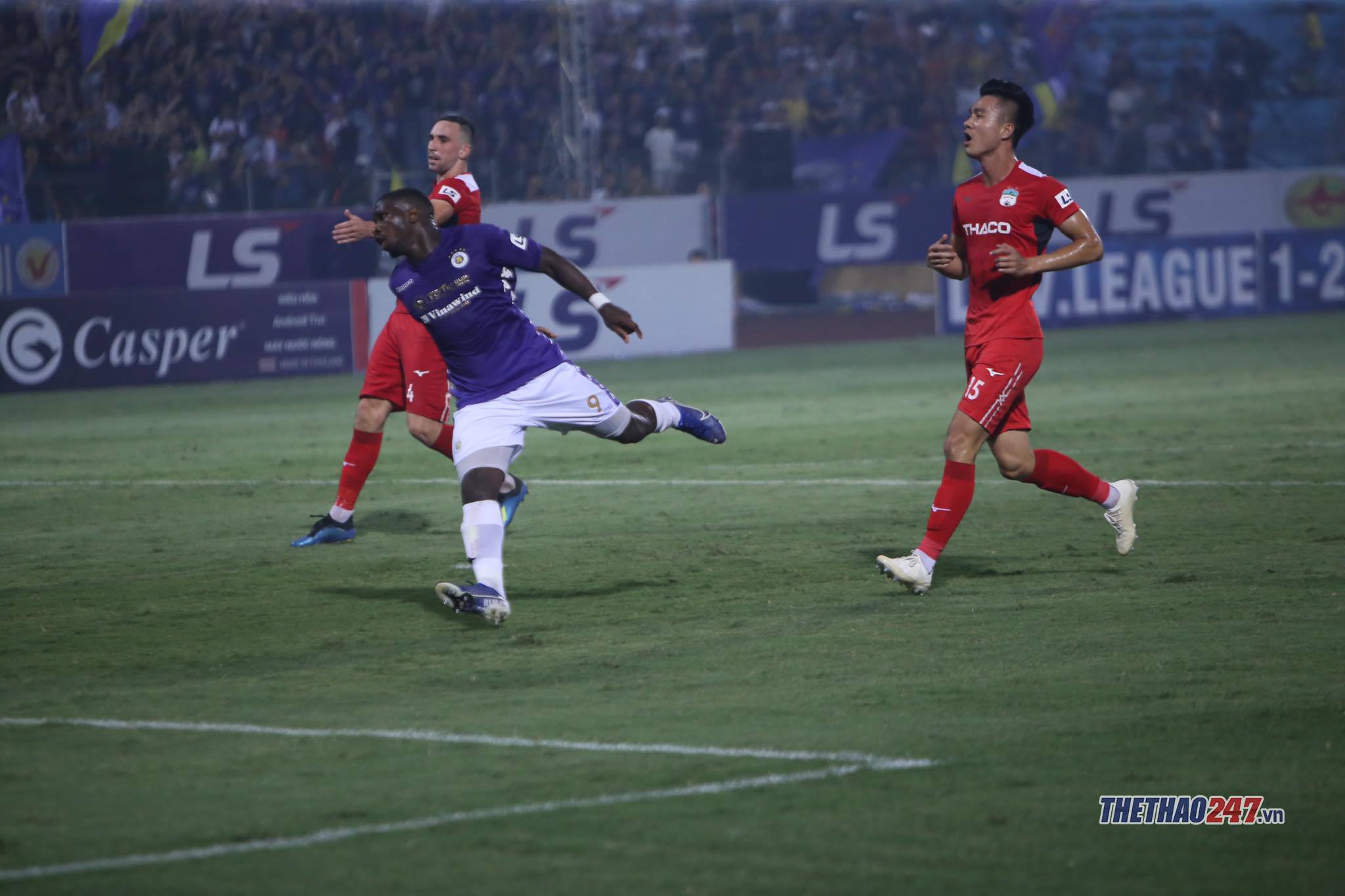 Rimario thể hiện sự dũng mãnh ở bàn nâng tỷ số lên 3-0. Ảnh: Lê Thành rimario