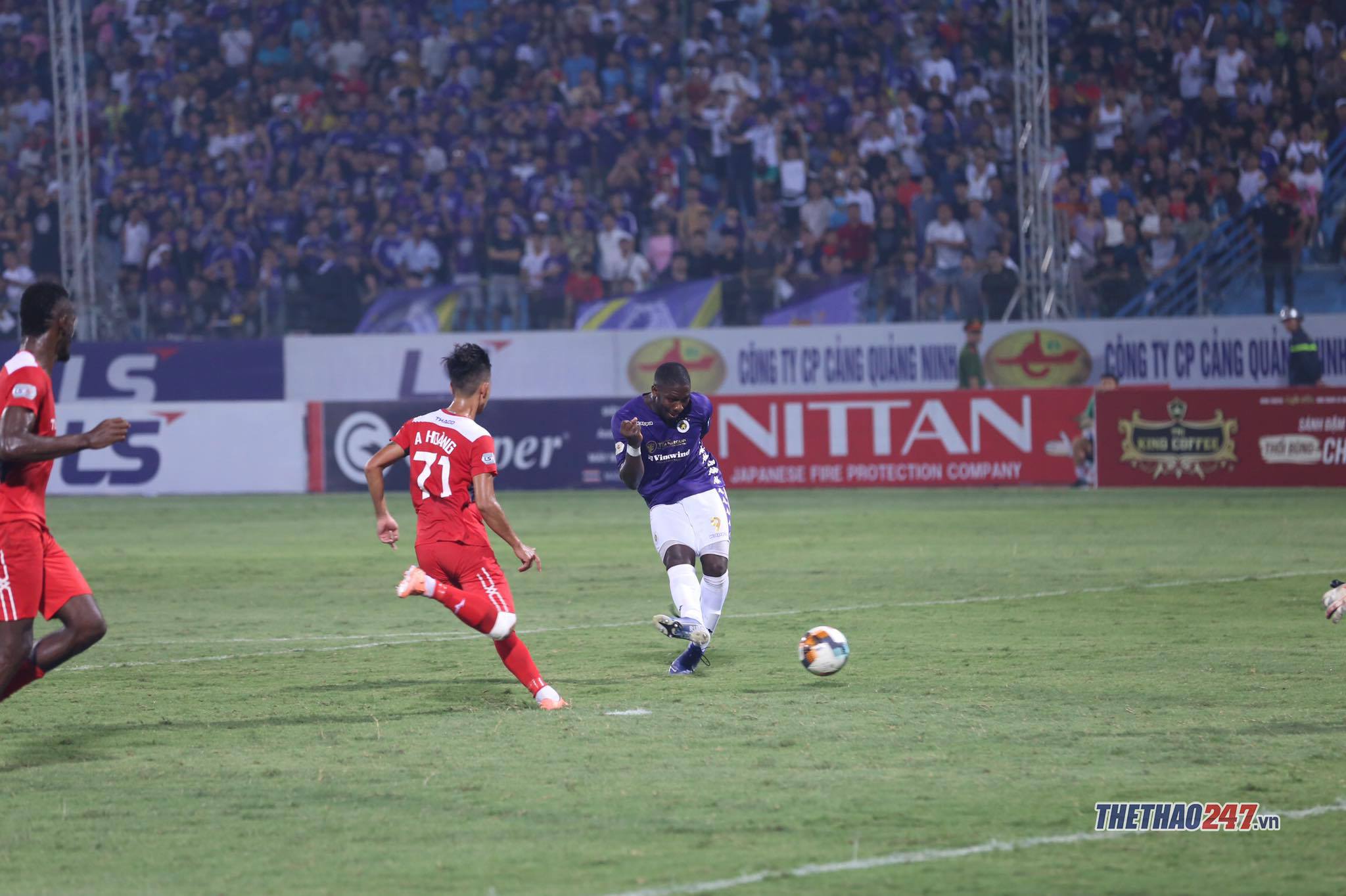 Rimario ghi bàn thắng nâng tỷ số lên 2-0 cho Hà Nội FC. Ảnh: Văn Hải rimario