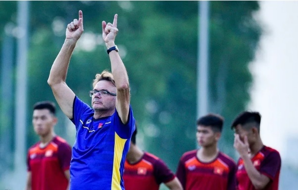 HLV Troussier sẽ tiếp tục sàng lọc để lựa chọn cầu thủ thi đấu cho U19 Việt Nam hlv philippe troussier