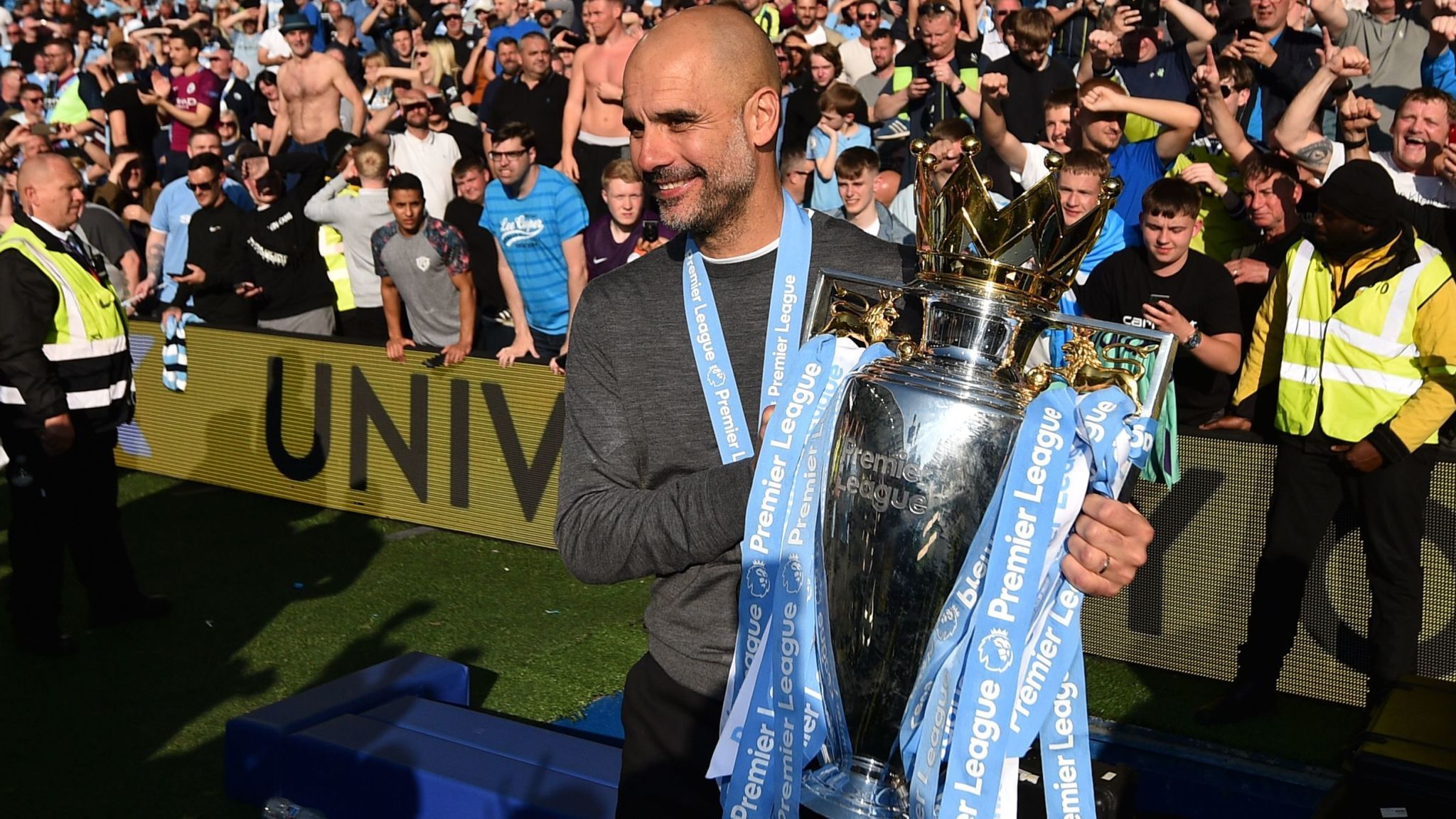 Pep Guardiola và chiếc cúp vô địch Premier League Pep Guardiola, Man City , HLV Man City ra đi, Pep Guardiola retirement