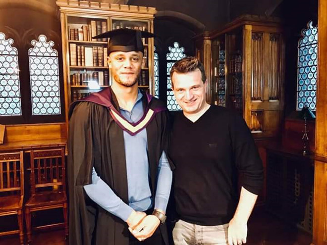 Kompany tỏ ra xuất sắc với thành tích học tập Top 5, thi đại học, cử nhân, thạc sĩ đại học, thạc sĩ, Giorgio Chiellini,Vincent Kompany, Edwin van der Sar, Juan Mata, Nagatomo