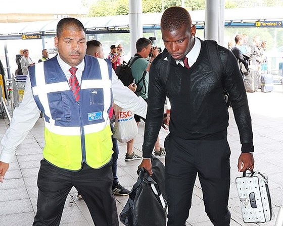 Pogba trên đường ra máy bay cùng các đồng đội pogba, lukaku, mu, manchester, manchester united, mu du đấu, HLV solskjaer, real madrid, inter milan, daniel james, wan-bissaka,