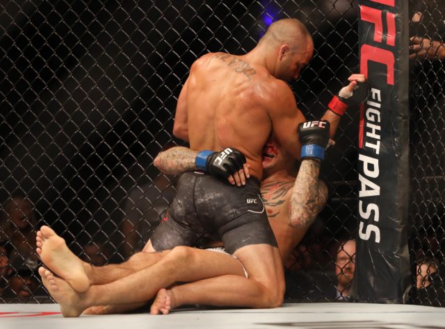 Như vậy, đòn đánh của Alvarez chính xác đã phạm luật. UFC, MMA, chỏ cắm, chỏ 12-6, Eddie Alvarez vs Dustin Poirier, đòn cấm trong MMA, Conor McGregor, John McCarthy