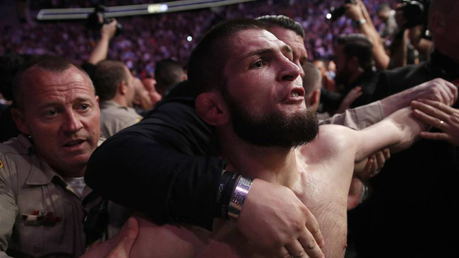Hành động của Khabib, có thể hiểu là sự bột phát sau thời gian im lặng. conor trash talk, conor nên nhìn lại màn trashtalk, ufc 229 khabib vs conor,