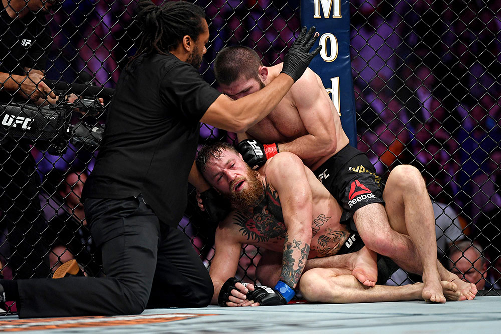 Conor hoàn toàn bất lực khi chống trả lại những đòn đánh của Khabib trong suốt trận đấu ở UFC 229. khabib nurmagomedov, conor mcgregor, ufc, mma