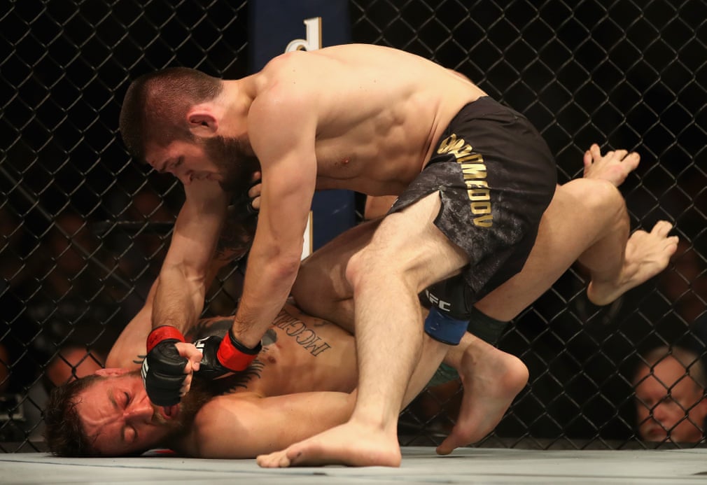 Bị kéo xuống sàn, Conor hầu như không có tình huống nào đáng kể trước Khabib. điều gì xảy ra tại UFC 229,ufc 229 kĩ thuật, phân tích kĩ thuật UFC 229,