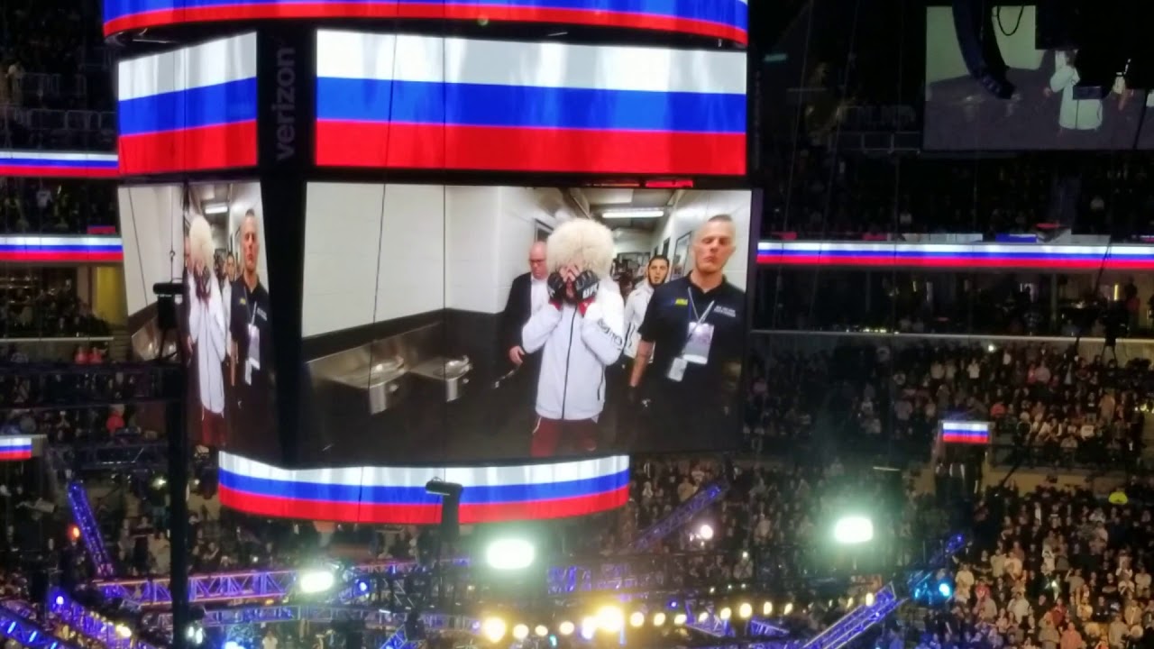 Luôn xuất hiện cùng lá cờ Nga trên sàn đấu. khabib nurmagomedov, khabib chỉ trích phóng viên, khabib chỉ trích vấn đề sắc tộc,