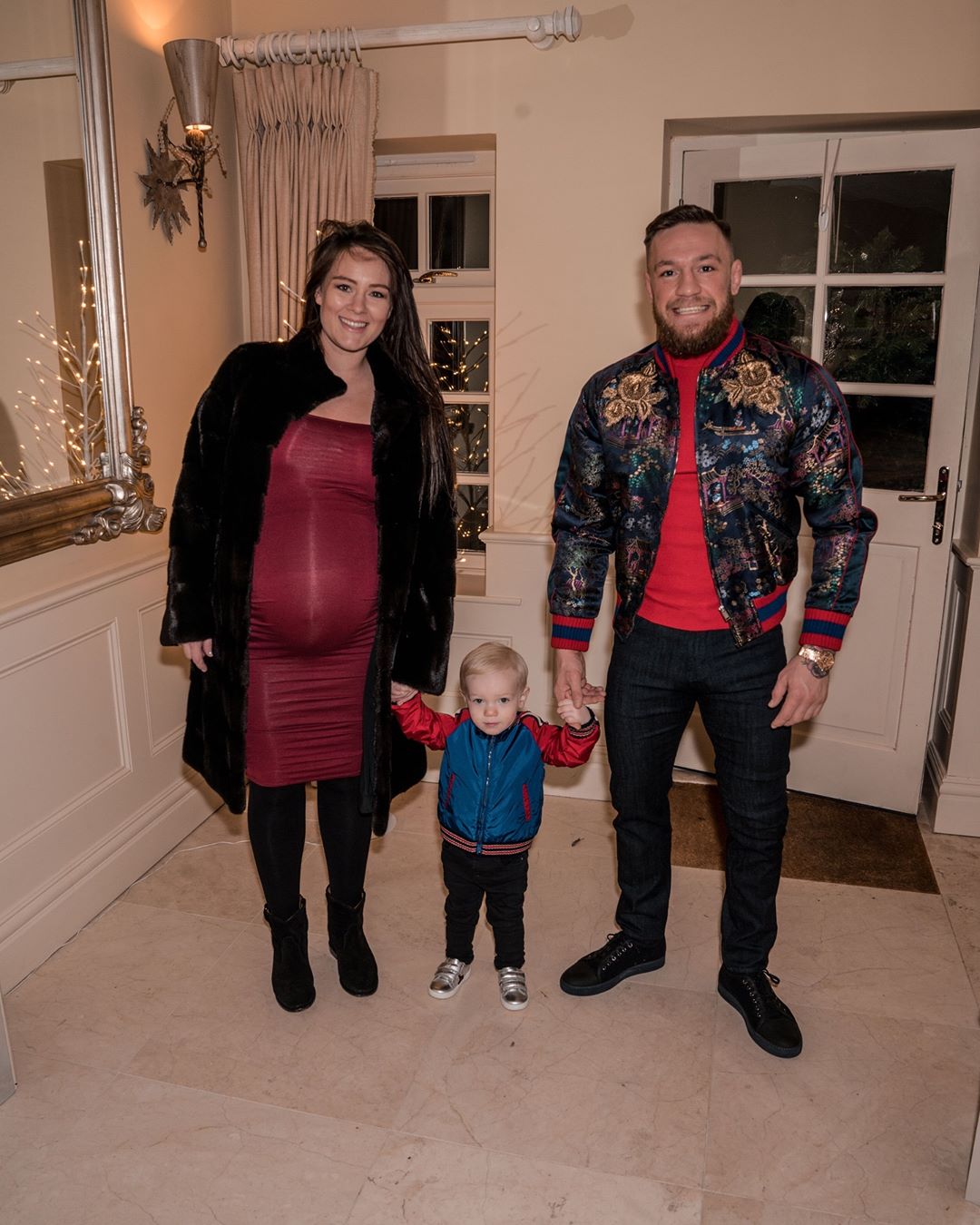 Conor McGregor cùng bạn gái Dee Devlin, và con trai Conor McGregor Jr. mma, conor mcgregor, thần đồng kickboxing nhật bản, tenshin nasukawa,