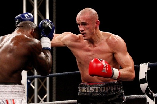 Dettinger vốn là nhà cựu vô địch Boxing hạng bán nặng toàn nước Pháp năm 2007. võ sĩ boxing, bạo động tại pháp, võ sĩ tấn công cảnh sát,