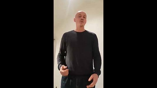 Dettinger trong video gửi tới cộng đồng biểu tình áo vàng (ảnh cắt từ clip). võ sĩ boxing, bạo động tại pháp, võ sĩ tấn công cảnh sát,