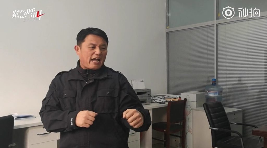 Sĩ quan cảnh sát Zhao Wenyong là người chặn đứng tên cướp có vũ khí. du khách dùng kungfu bắt cướp, kungfu bắt cướp, kungfu,