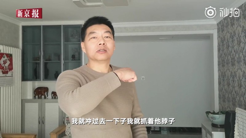 Ông Zhu Chuan là người đầu tiên đuổi theo và chống trả lại bọn cướp. du khách dùng kungfu bắt cướp, kungfu bắt cướp, kungfu,