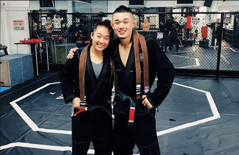 Angela Lee cùng em trai Christian Lee đều là 2 đai đen Nhu thuật Brazil. one championship, angela lee, làm thế nào để khóa siết tốt,