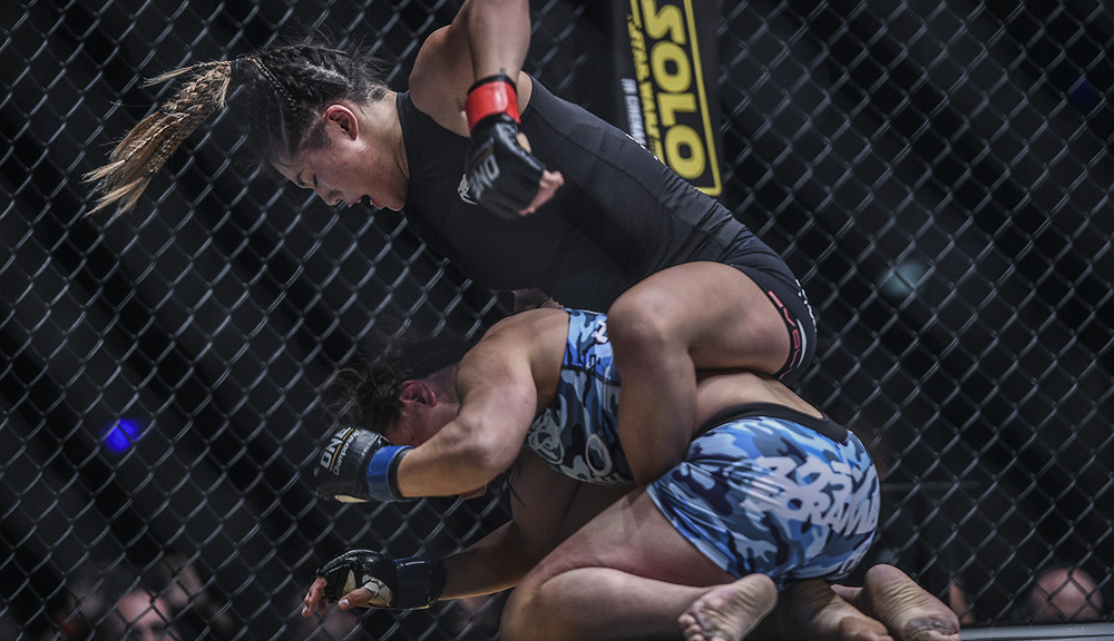 Đôi khi phải kiên nhẫn để chờ đợi cơ hội tấn công. one championship, angela lee, làm thế nào để khóa siết tốt,