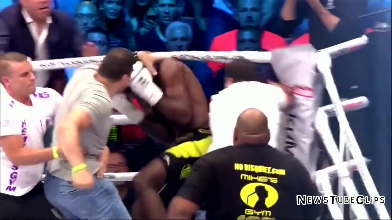 Một trong số các HLV và cả fan hâm mộ Grigorian đã lao lên đài hỗn chiến với Groenhart. kickboxing, glory 42, murthel groenhart, harut grigorian