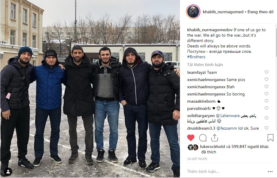 Khabib và bức ảnh chụp cùng đồng đội với dòng mô tả 'nhắc khéo'. conor mcgregor, khabib nurmagomedov, ufc, mma, ufc 229