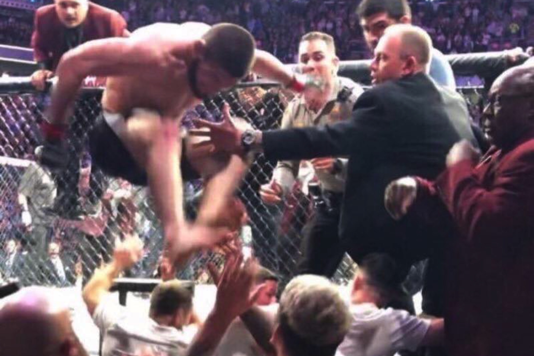 Cú nhảy này có thể sẽ 'nổi tiếng' hơn nữa nếu nó chệch đi chi vài mét. ufc, ufc 229, khabib nurmagomedov, leonardo dicarprio