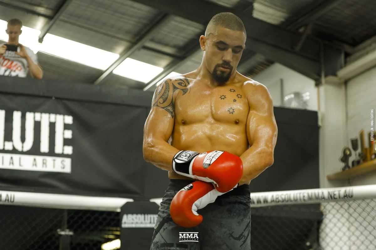 ĐKVĐ Middleweight đã bỏ lỡ trận bảo vệ đai chính thức đầu tiên trong sự nghiệp. ufc, ufc 234, rober whittaker, kelvin gastelum, robert whittaker chấn thương,