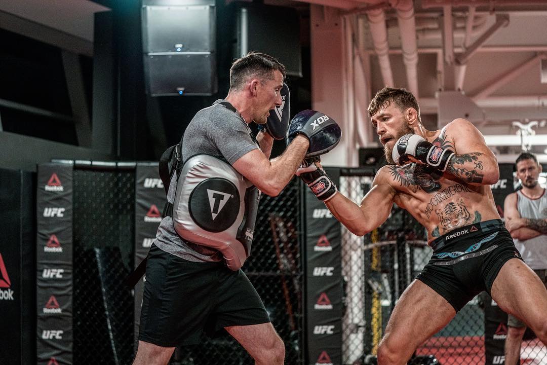 Chiến thuật ban đầu của Conor tập trung vào thoát các tình huống áp sát và khóa siết. conor mcgregor, conor thách thức hạng nhẹ, ufc, mma,