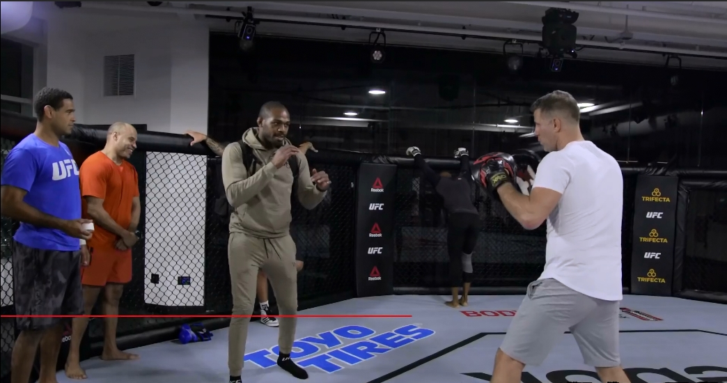 Jon Jones cùng HLV Henri Hooft tại UFC PI. jon jones, rumble johnson, anthony johnson, jones vs johnson,