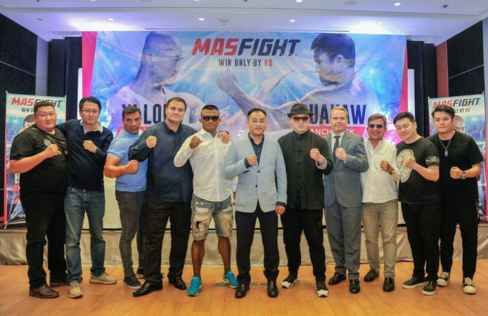Yi Long và Buakaw cùng BTC giải MAS Fight sau buổi họp báo. yi long, buakaw banchamek, yi long tái đấu buakaw, yi long vs buakaw,