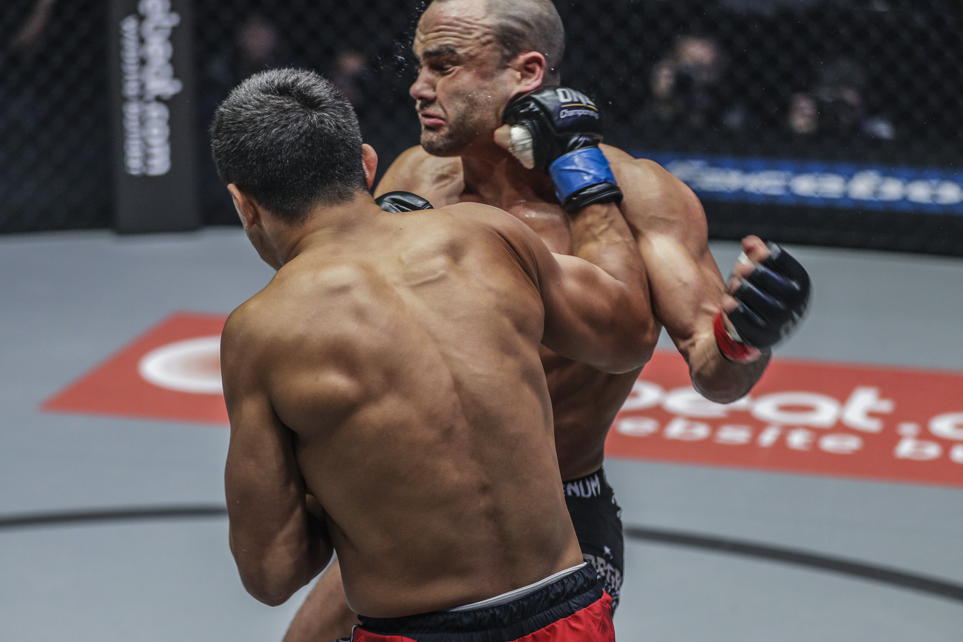 Pha knockout bất ngờ ngay từ hiệp 1 lên Eddie Alvarez. eddie alvarez, conor mcgregor, one championship,