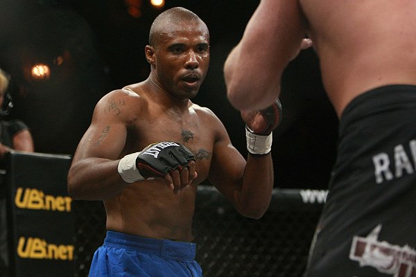 Điểm đáng chú ý nhất của gã sát nhân chính là được thi đấu ở giải MMA Bellator. cựu võ sĩ mma, võ sĩ mma sát hại bạn gái cũ,