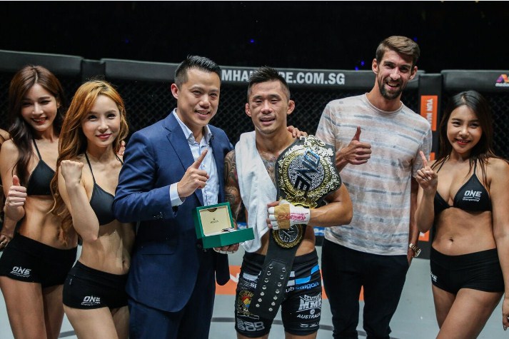 Tái hiện hình ảnh này cùng chiếc đai Featherweight tại quê hương Việt Nam chính là điều Martin hướng tới trong tương lai. martin nguyễn, one championship, martin nguyễn tái xuất, one root of honor,