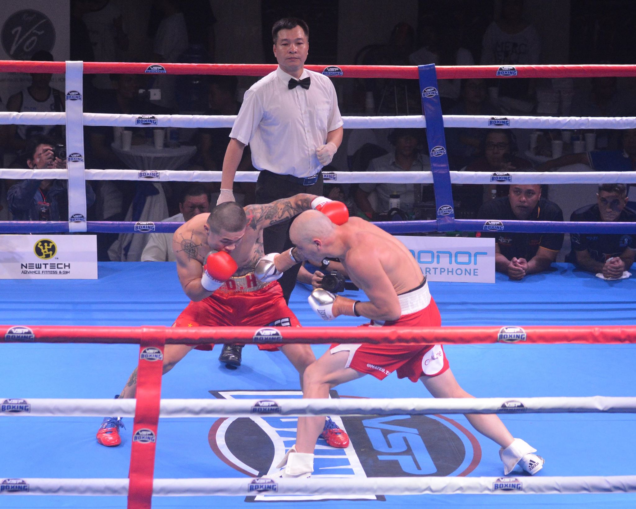 Boxer Trương Đình Hoàng hoàn thành trận đấu với đối thủ Mateo Tapia, sau đó là ĐH TDTT toàn quốc - những nhiệm vụ không thể hoãn lại chỉ vì trận đấu với Flores. trương đình hoàng, flores, vịnh xuân flores, boxer trương đình hoàng,