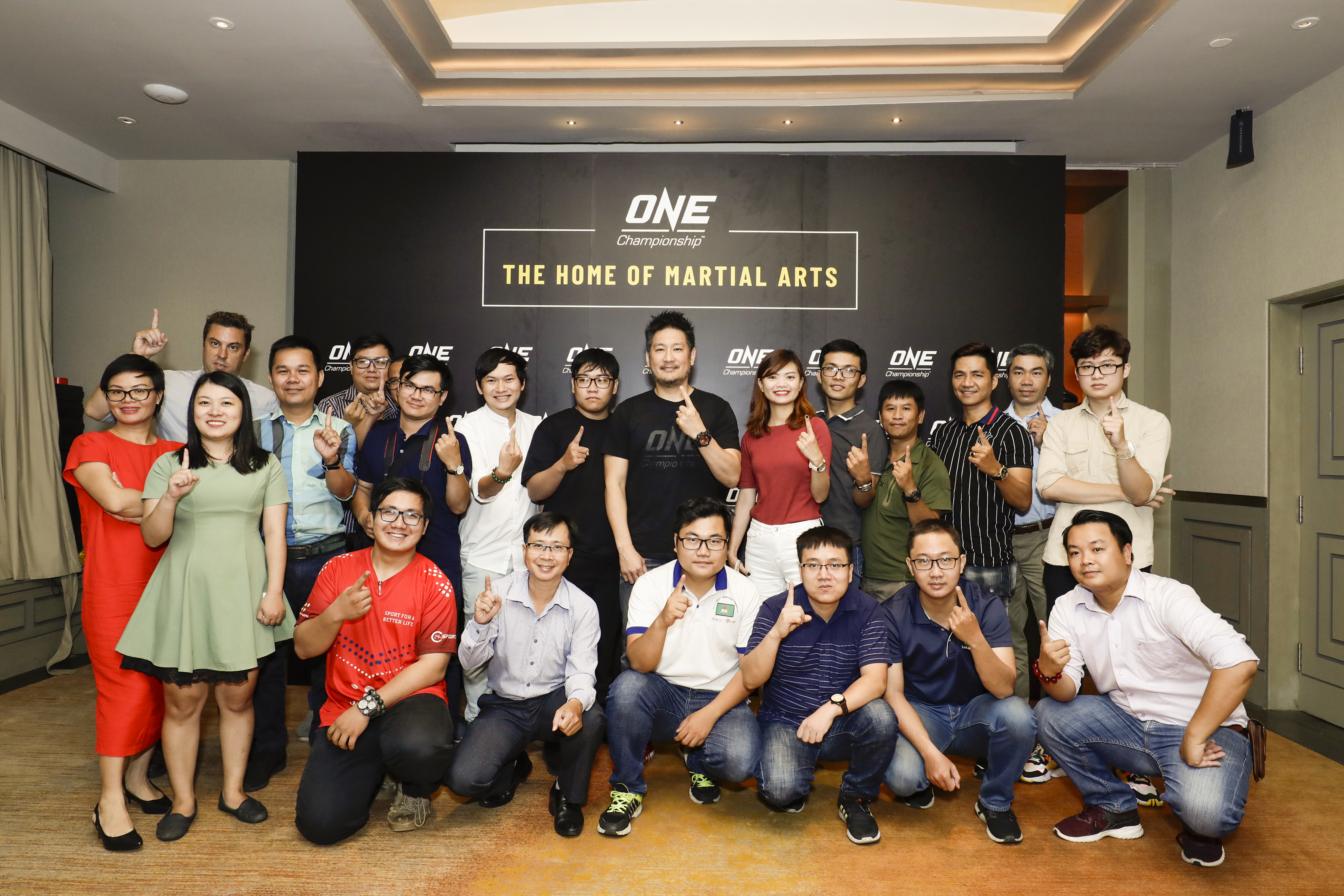 CEO Chatri Sityodtong cùng các đơn vị truyền thông trong buổi họp báo. one championship, one championsip tổ chức tại Việt Nam, MMA ở thị trường Việt Nam,