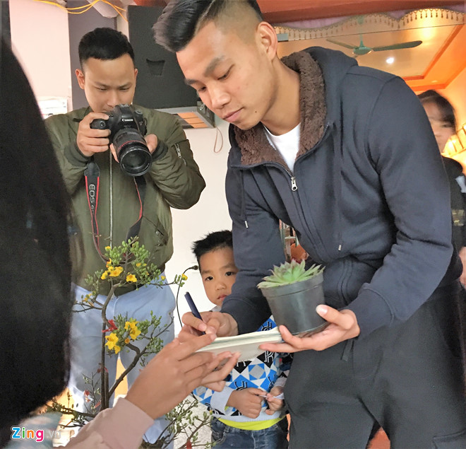 Nhiều fan nữ tới nhà Văn Thanh tặng quà và xin chữ ký.
