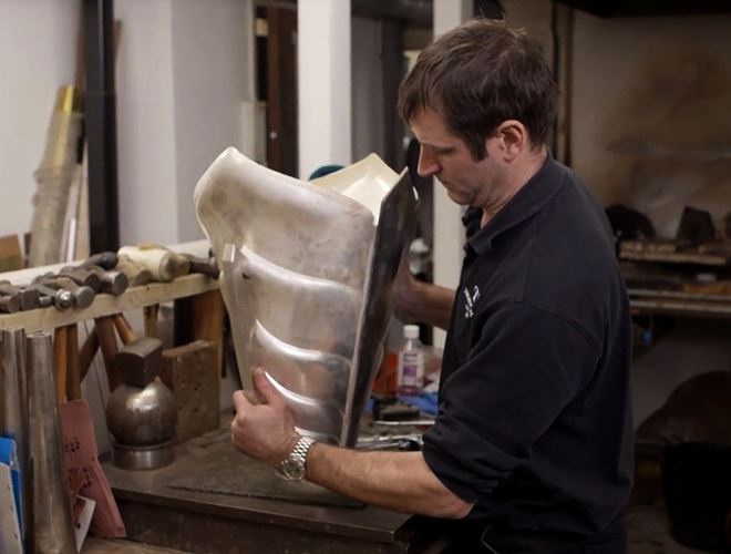 Nhìn nghiêng, chiếc cúp như một tấm áo giáp, đẹp nghiêm trang và oai vệ asian cup 2019, ĐTVN, cúp asian cup, ket qua boc tham asian cup