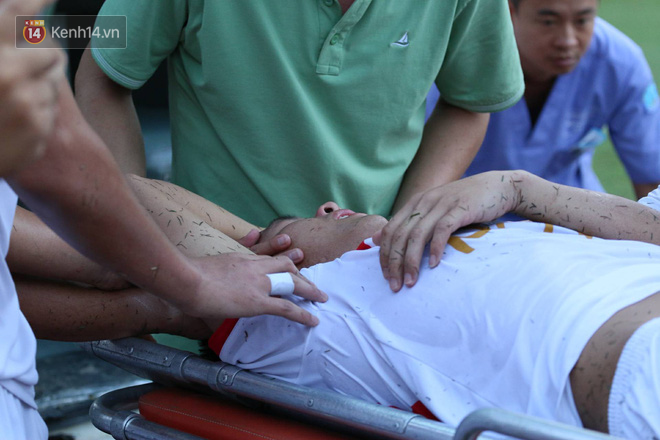 Dương Văn Hào dính chấn thương rất nặng sau pha vào bóng của Tấn Tài. Ảnh: Kenh14 Dương Văn Hào, Huỳnh Tấn Tài, Văn Hào gãy chân, Luke Shaw, Moreno