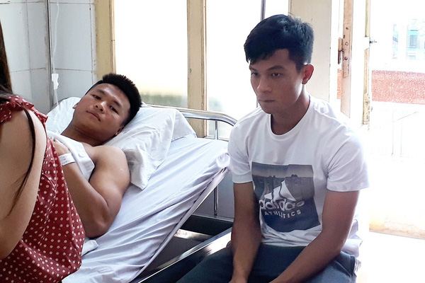 Tấn Tài thăm Văn Hào sau pha vào bóng khiến cầu thủ Viettel phải phẫu thuật Dương Văn Hào, Tấn Tài, Văn Hào gãy chân, hạng Nhất
