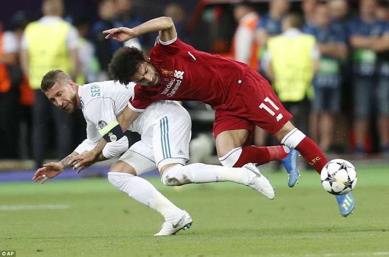 Salah không thể rút tay khi bị tay Ramos kẹp và dẫn tới chấn thương real vo dich c1, chung ket c1, ck c1, real 3-1 liverpool