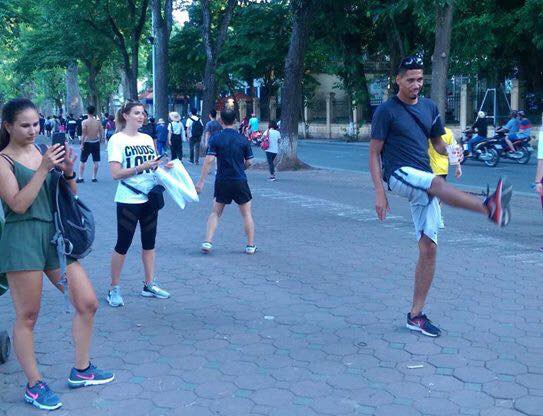 Anh thoải mái chơi đá cầu cùng những người đi bộ smalling, smalling den viet nam, man utd, ha noi