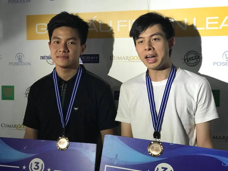 Gia Trung (trái) và Minh Quang giành hạng Ba chung cuộc fifavn league, fifavn champions league, sai gon, ha noi, fifavn
