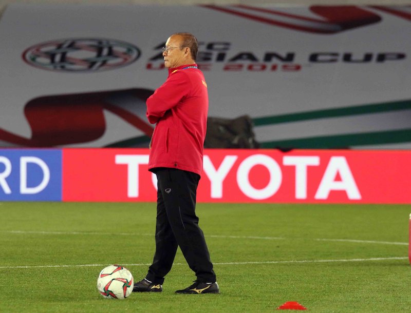 HLV Park Hang-seo suy tư nhìn các học trò tập luyện trước trận đấu quan trọng Việt Nam vs Iraq, trực tiếp Việt Nam vs Iraq, link trực tiếp Việt Nam vs Iraq, link xem Việt Nam vs Iraq